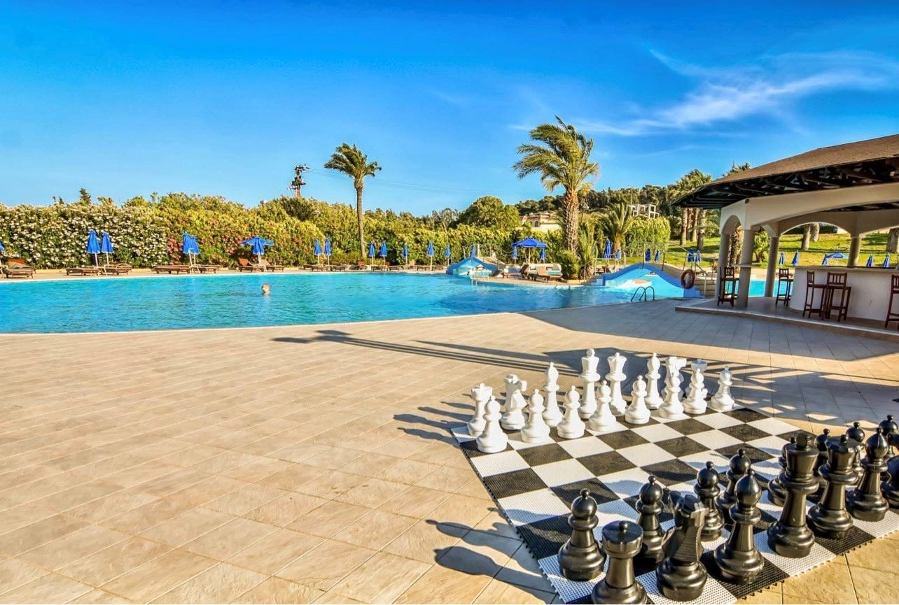 restaurants-kitchen-pool-bar-restaurant