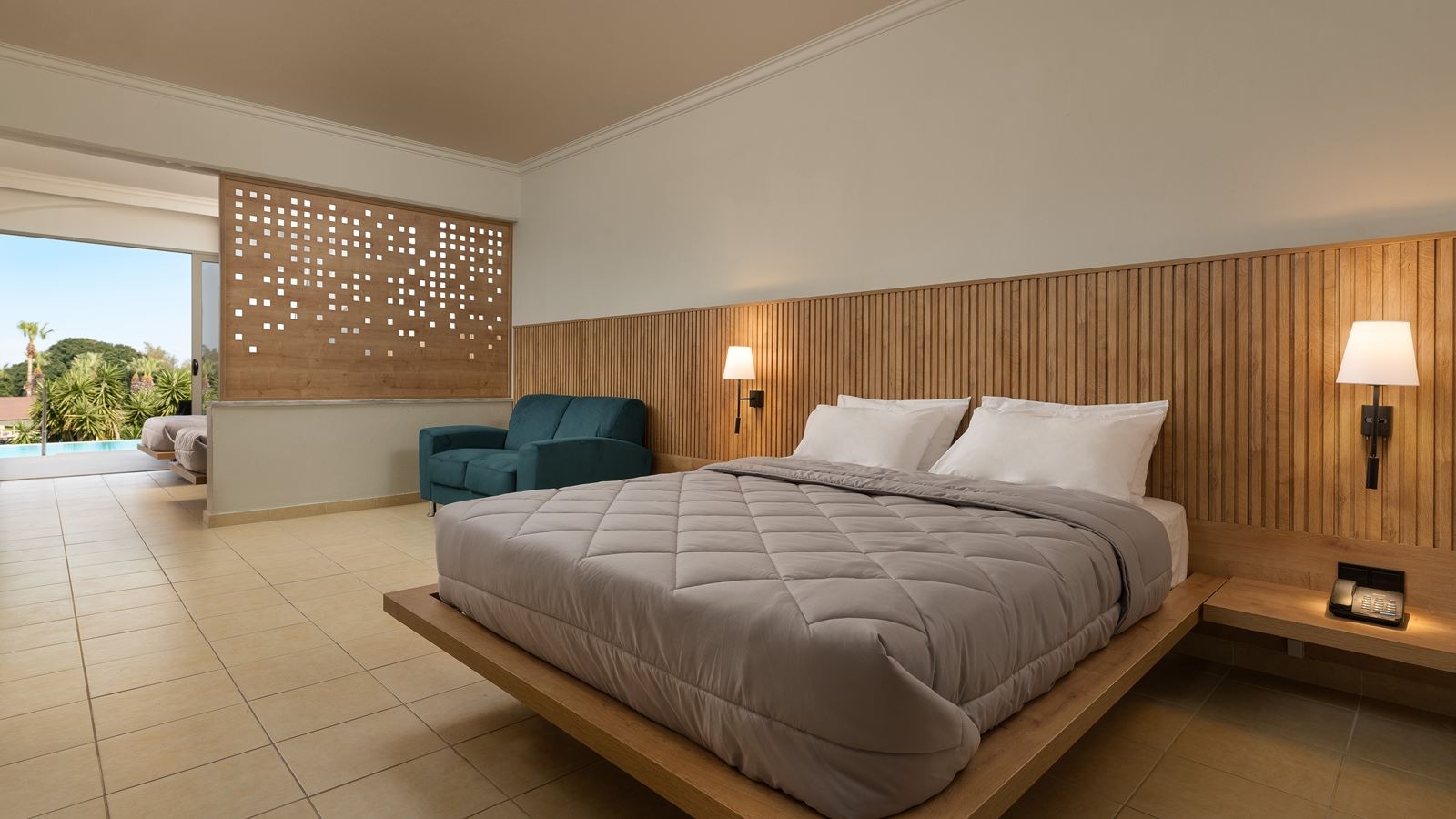 rooms-family-deluxe-swimup-sea-view