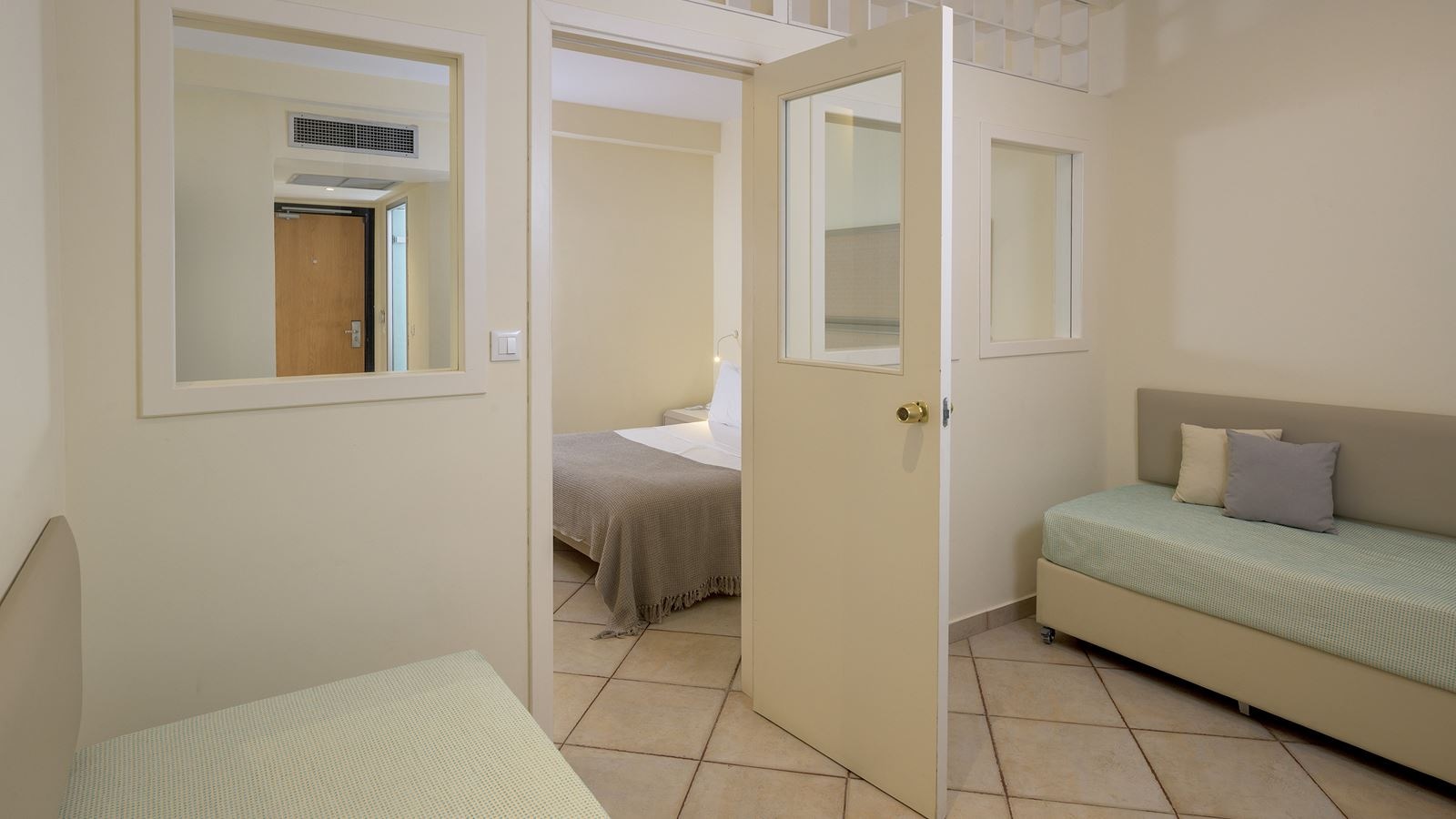 rooms-room-family-sliding-door-gardenview-balcony