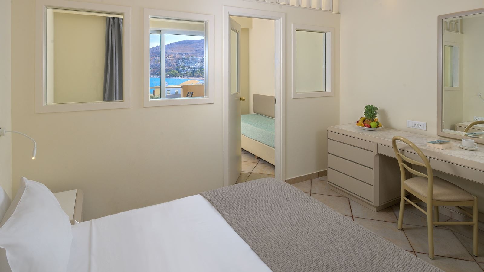 rooms-room-family-sliding-door-gardenview-balcony