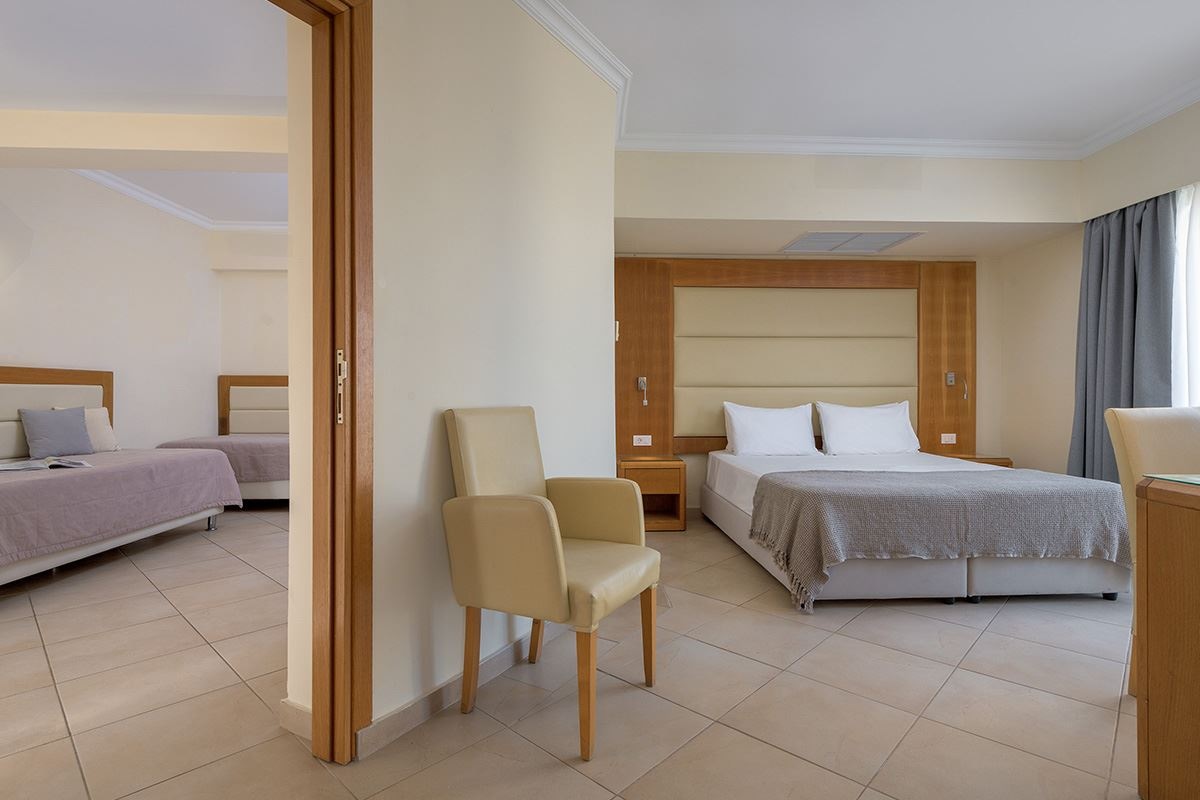 rooms-family-room-pool-side