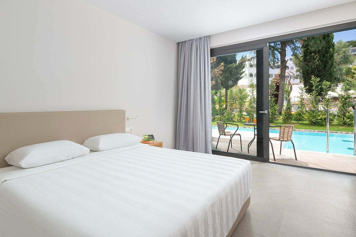 rooms-deluxe-double-garden-view-swim-up