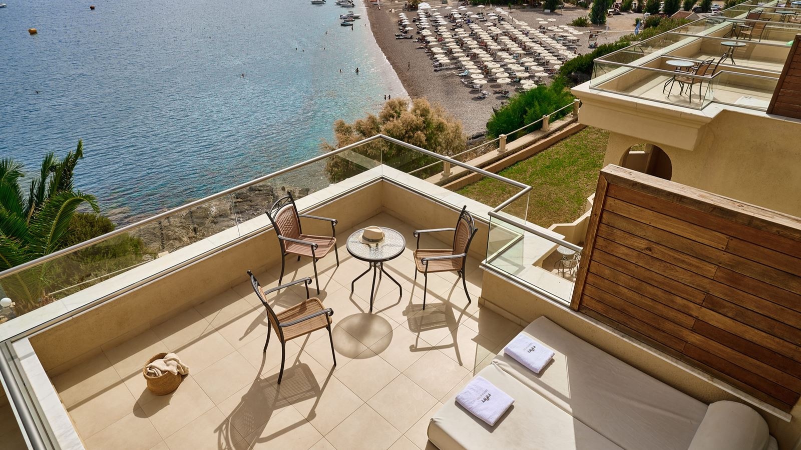 rooms-deluxe-junior-suite-beachfront-panoramic