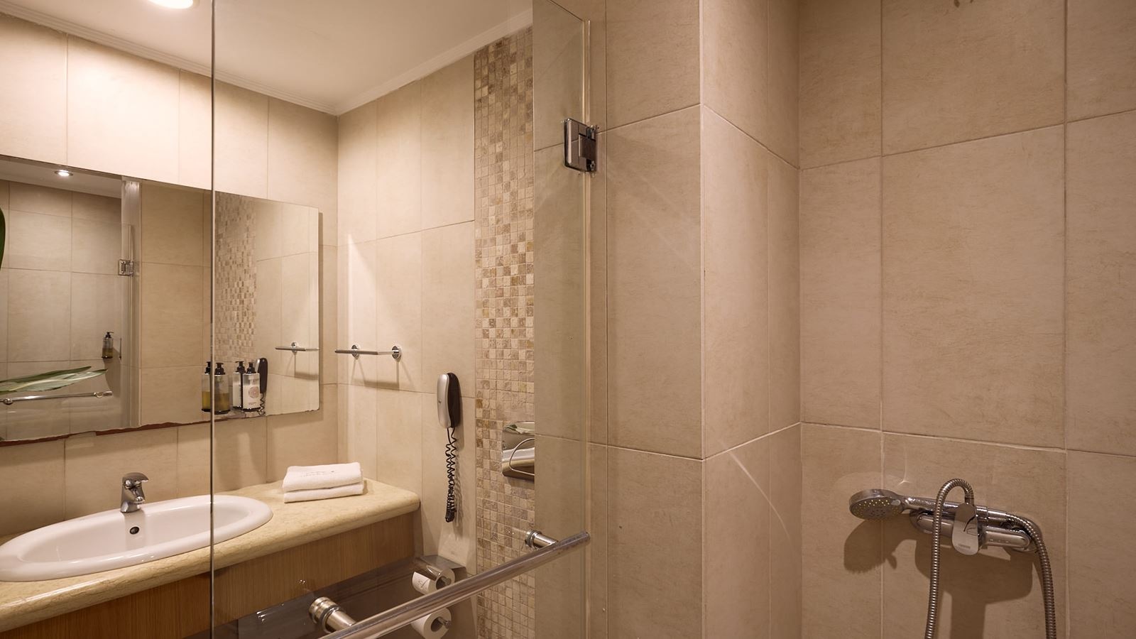 rooms-superior-family-room-sideseaview