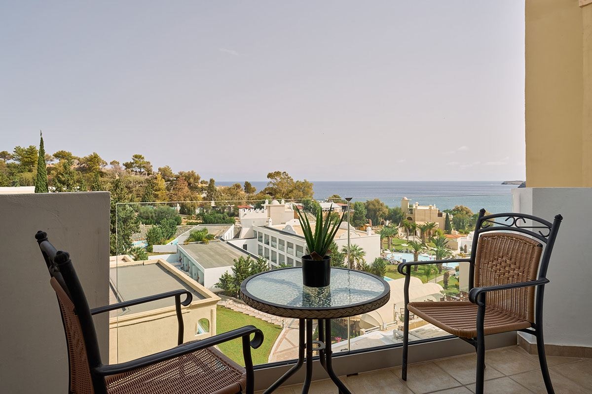 rooms-superior-family-room-sideseaview