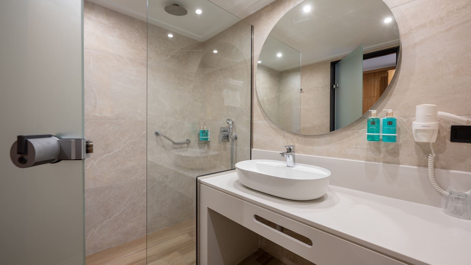 rooms-suite-with-outdoor-hottub-land-view-5-pax