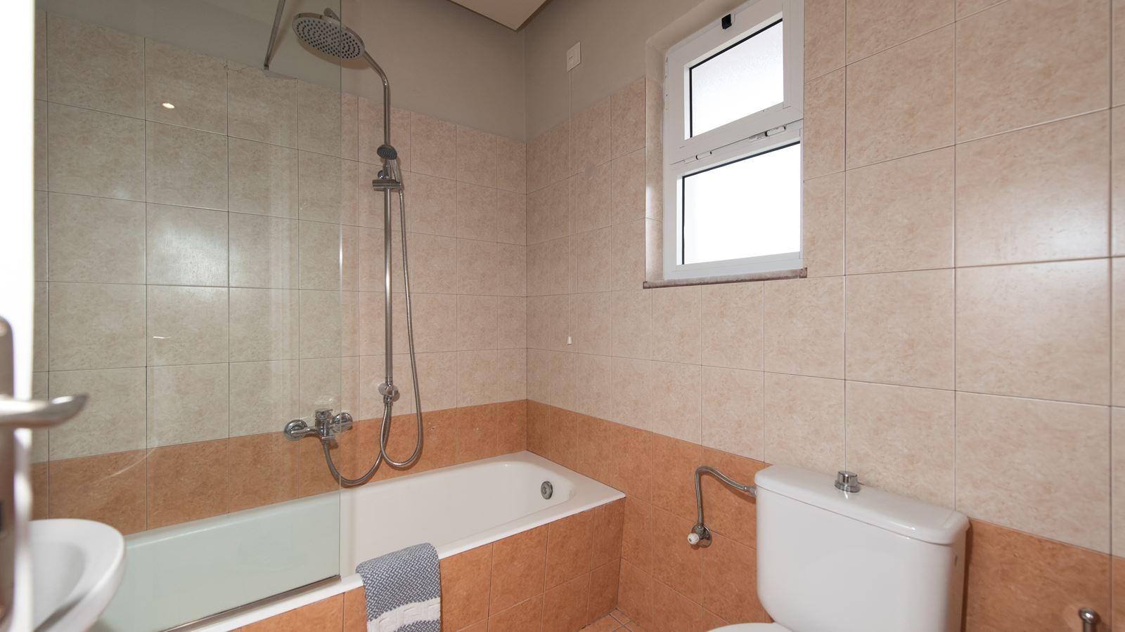 rooms-apartment-2-bedroom-balcony-or-terrace