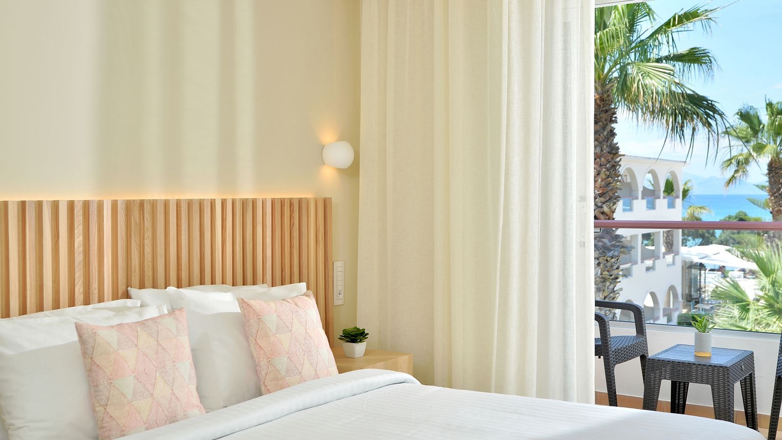 rooms-apartment-2-bedroom-balcony-or-terrace