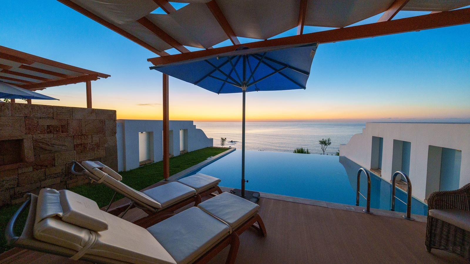 rooms-platinum-beach-junior-suite-sv-with-pool--signature-collection