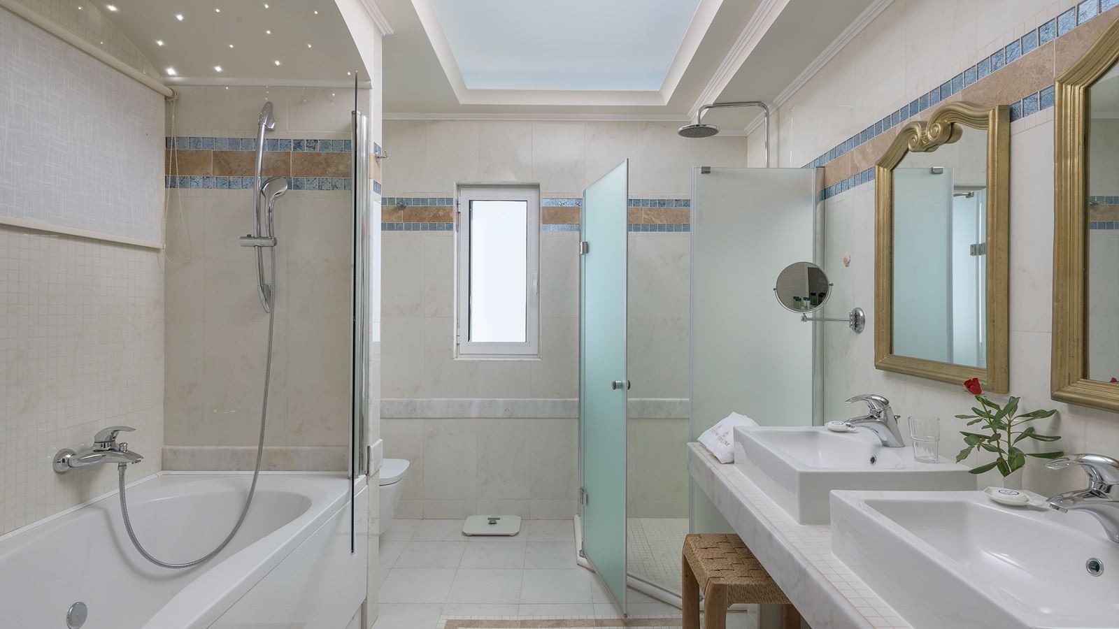 rooms-platinum-beach-room-sea-view