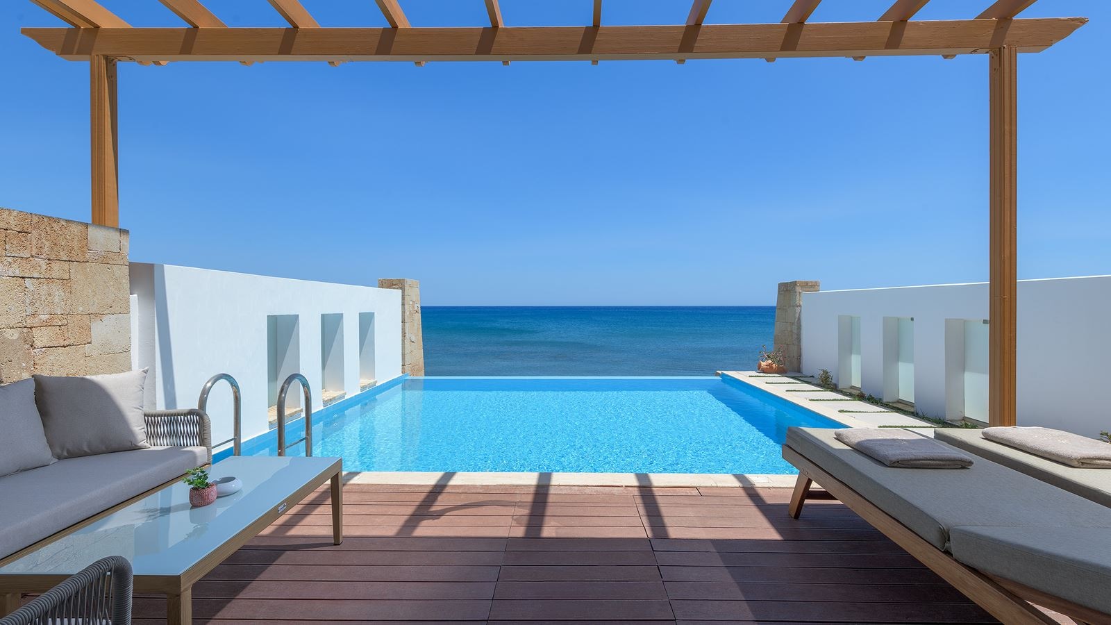 rooms-platinum-beach-family-suite-sv-with-pool--signature-collection