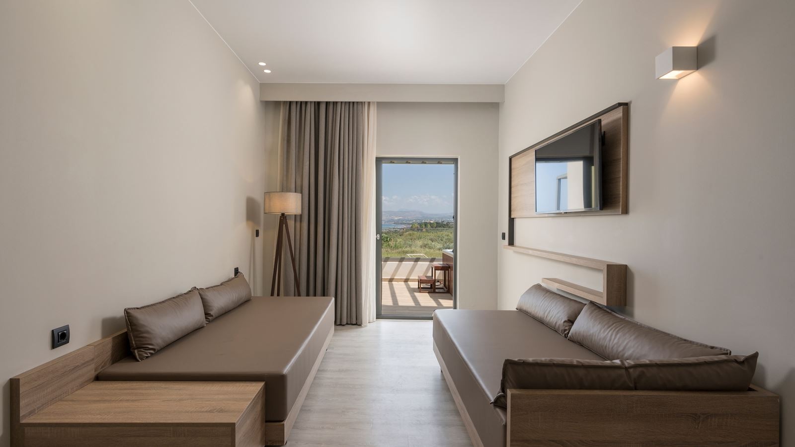 rooms-suite-with-jacuzzi