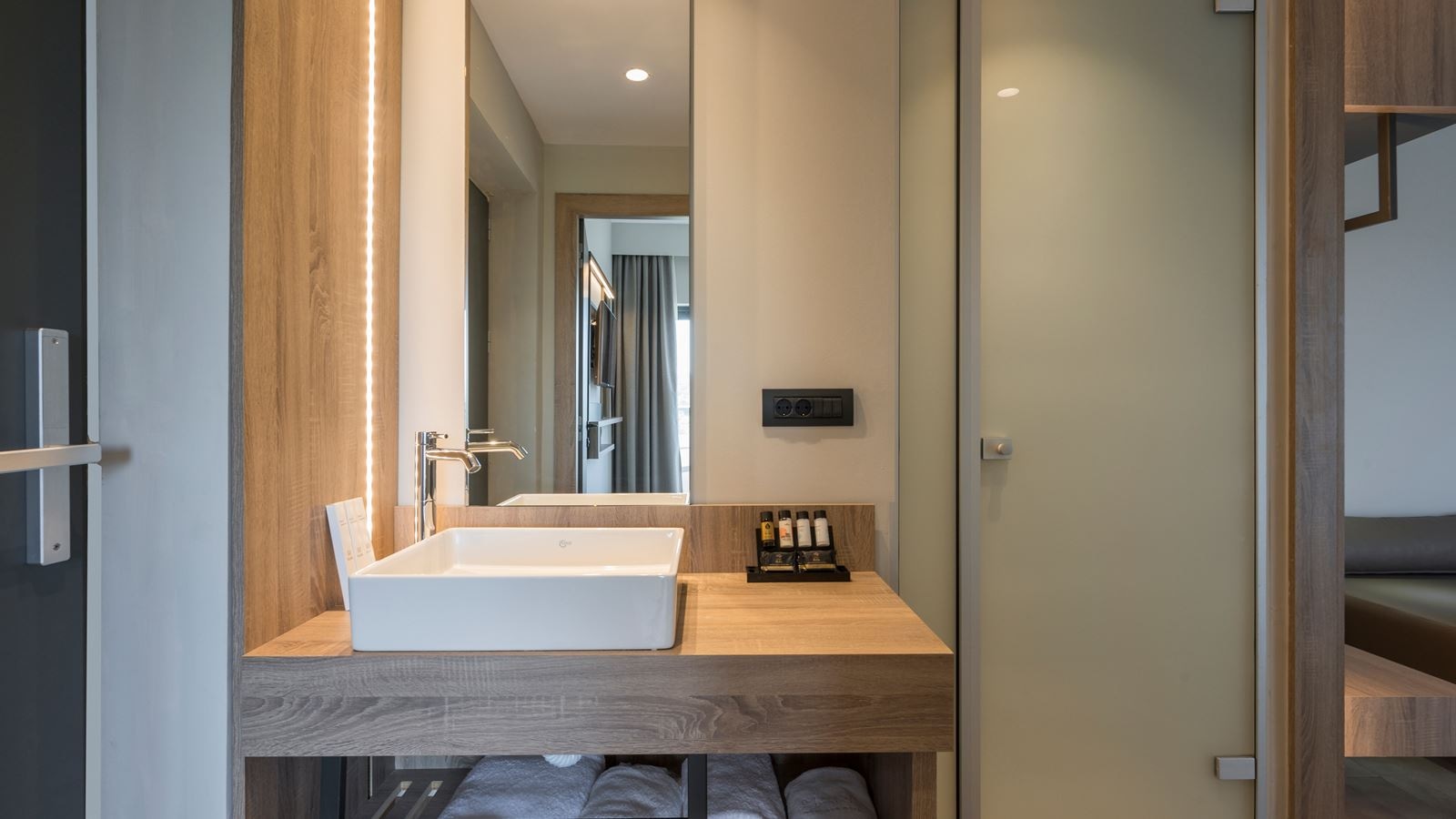 rooms-suite-with-jacuzzi