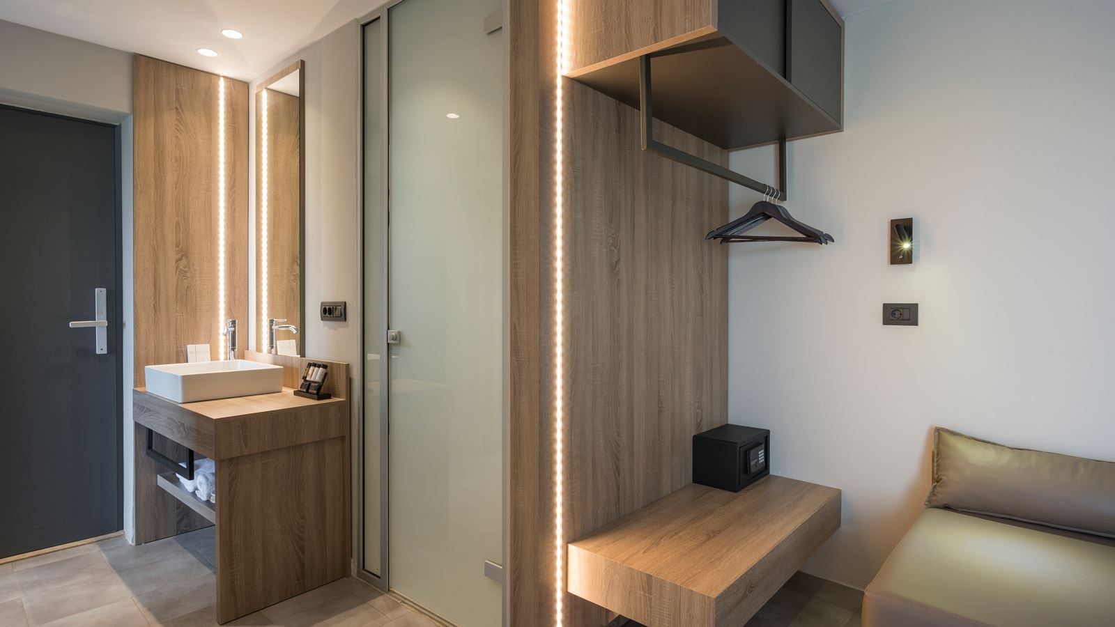 rooms-suite-with-jacuzzi