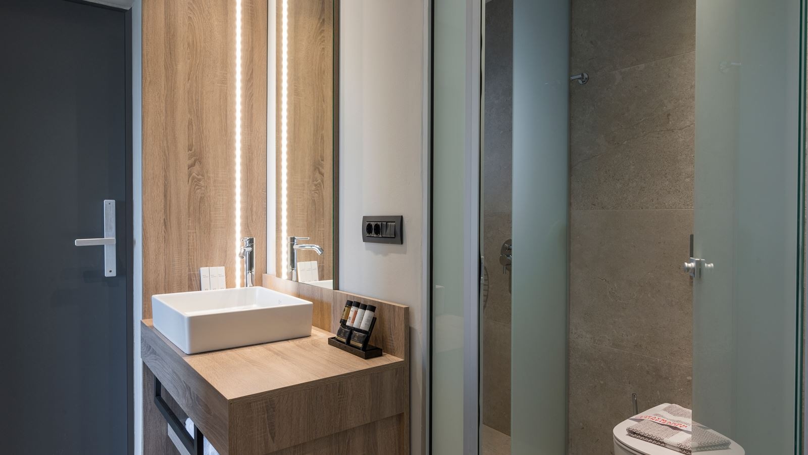 rooms-suite-with-jacuzzi