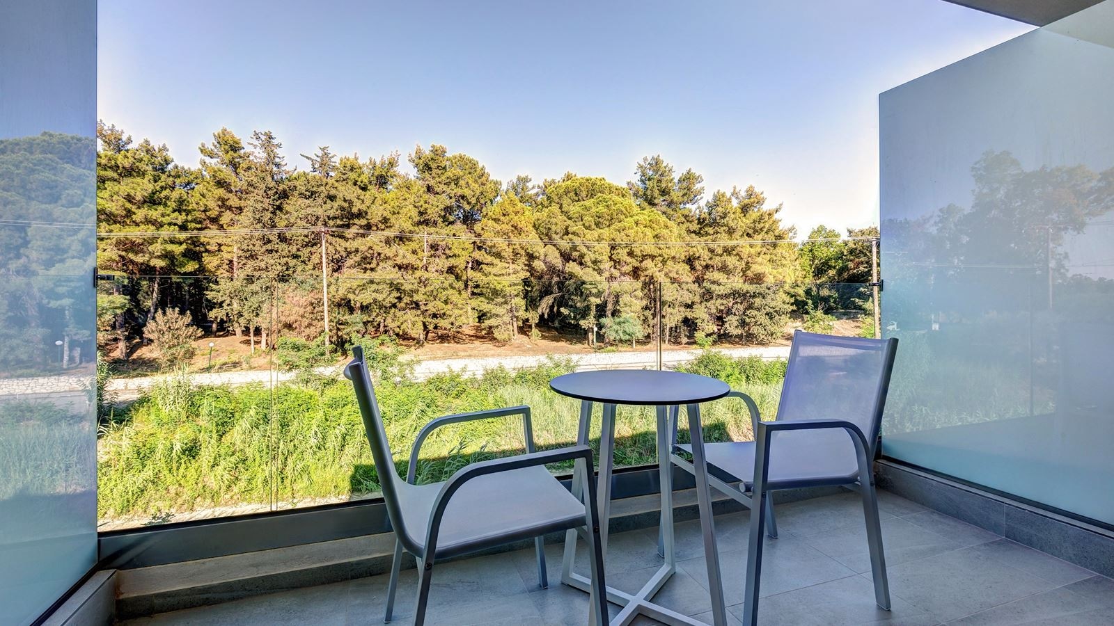 rooms-family-room-pool-view