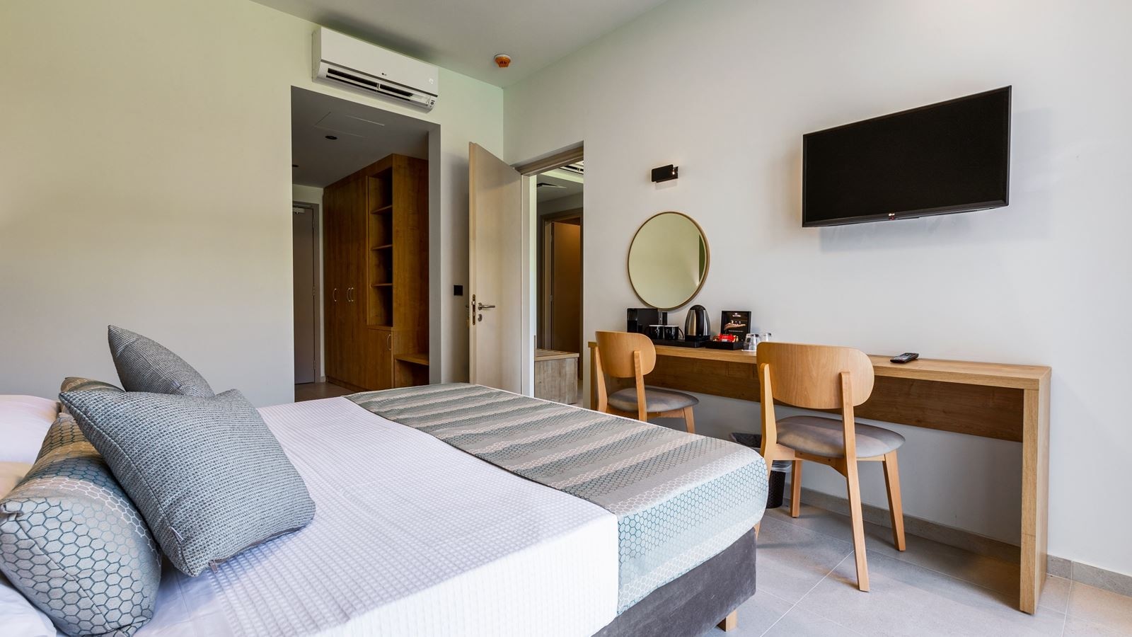 rooms-family-land-view