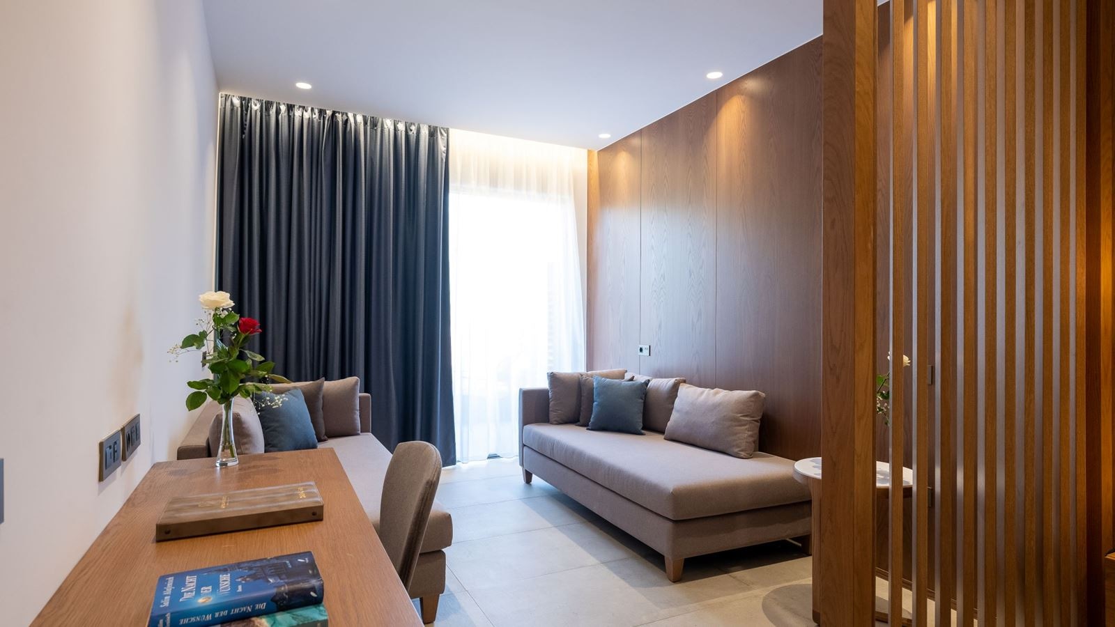 rooms-comfort-family-room-visually-separated-children-area-sea-view