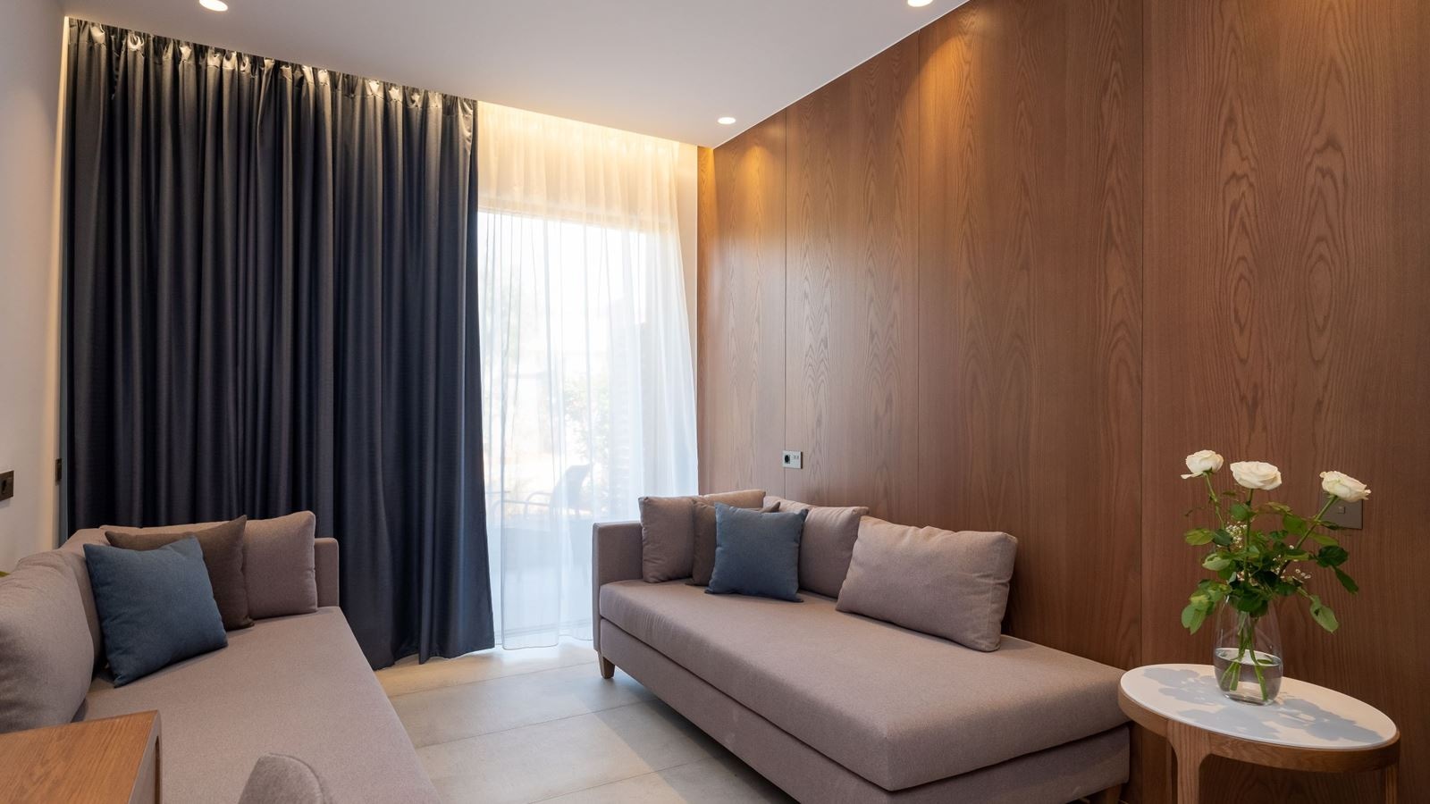 rooms-comfort-family-room-visually-separated-children-area-sea-view