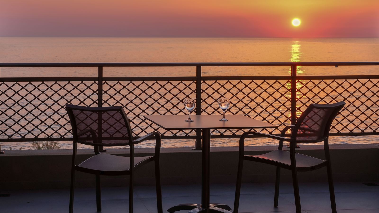 rooms-royal-family-suite-water-front