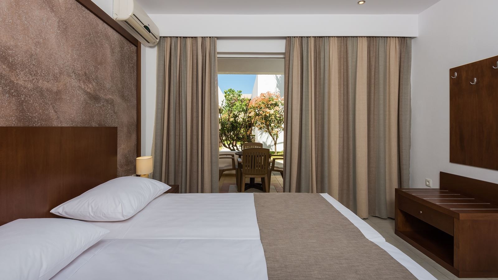 rooms-family-garden-view-with-2-bedrooms-and-balcony-or-terrace