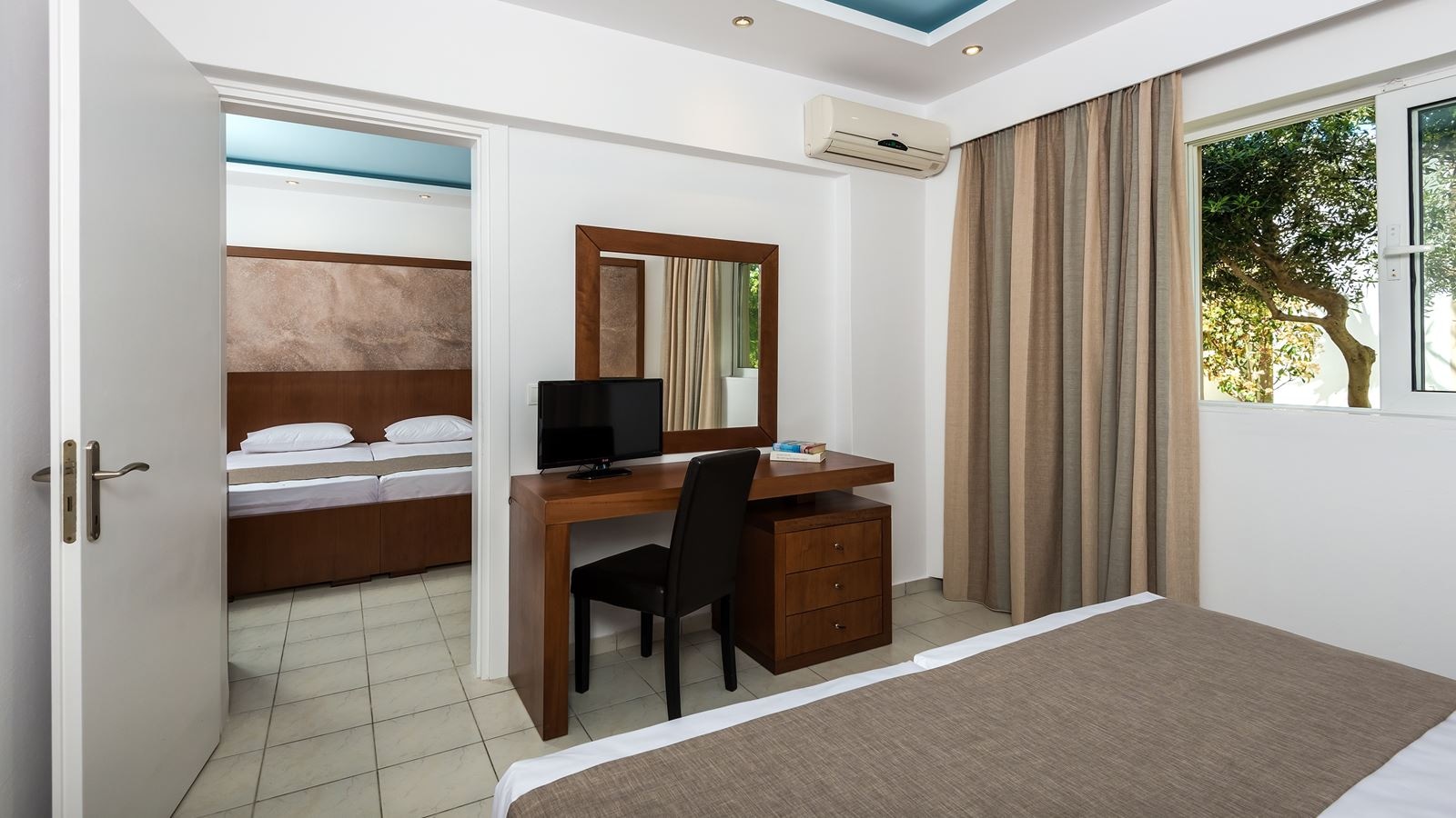 rooms-family-garden-view-with-2-bedrooms-and-balcony-or-terrace