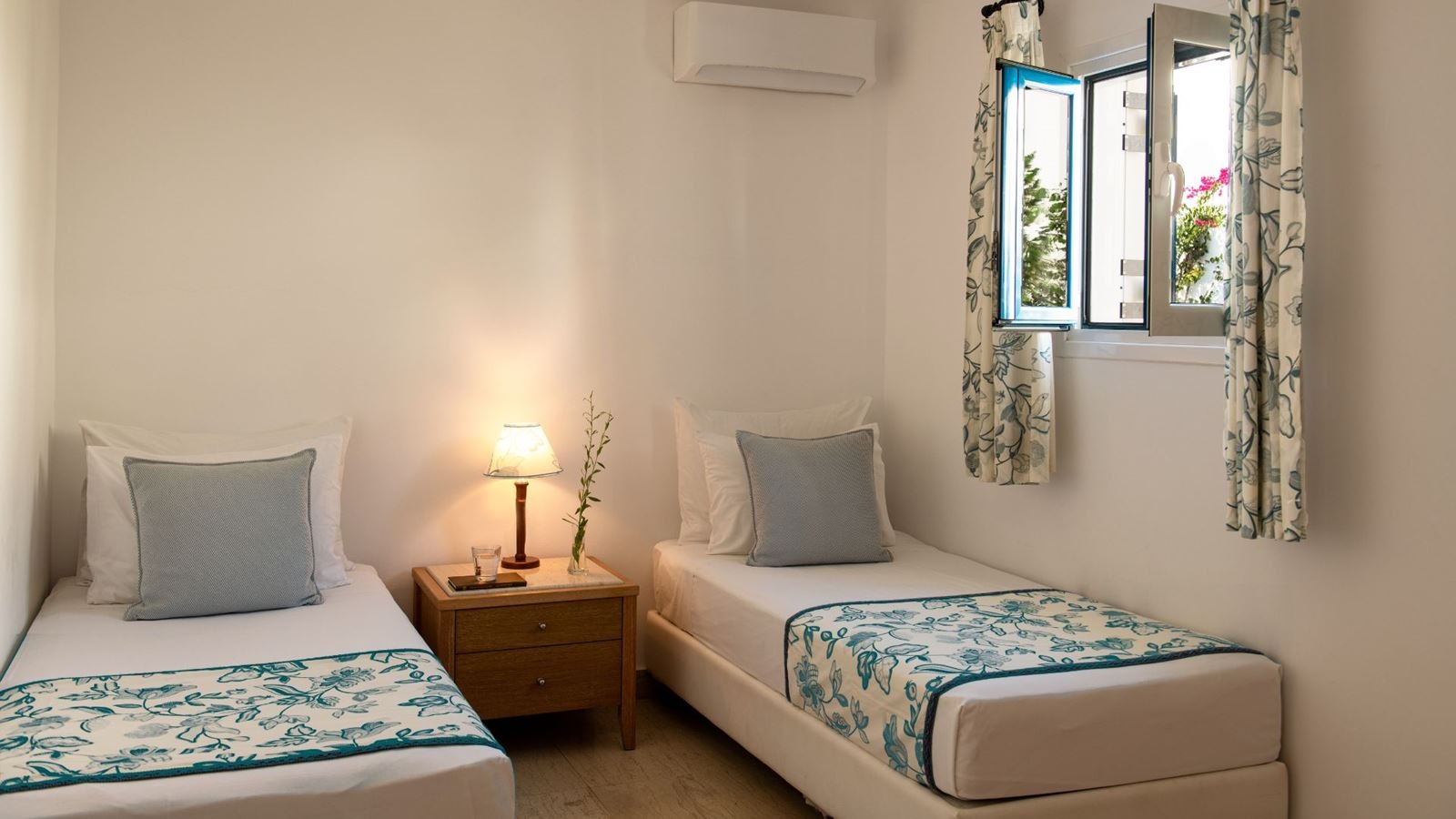 rooms-family-garden-view