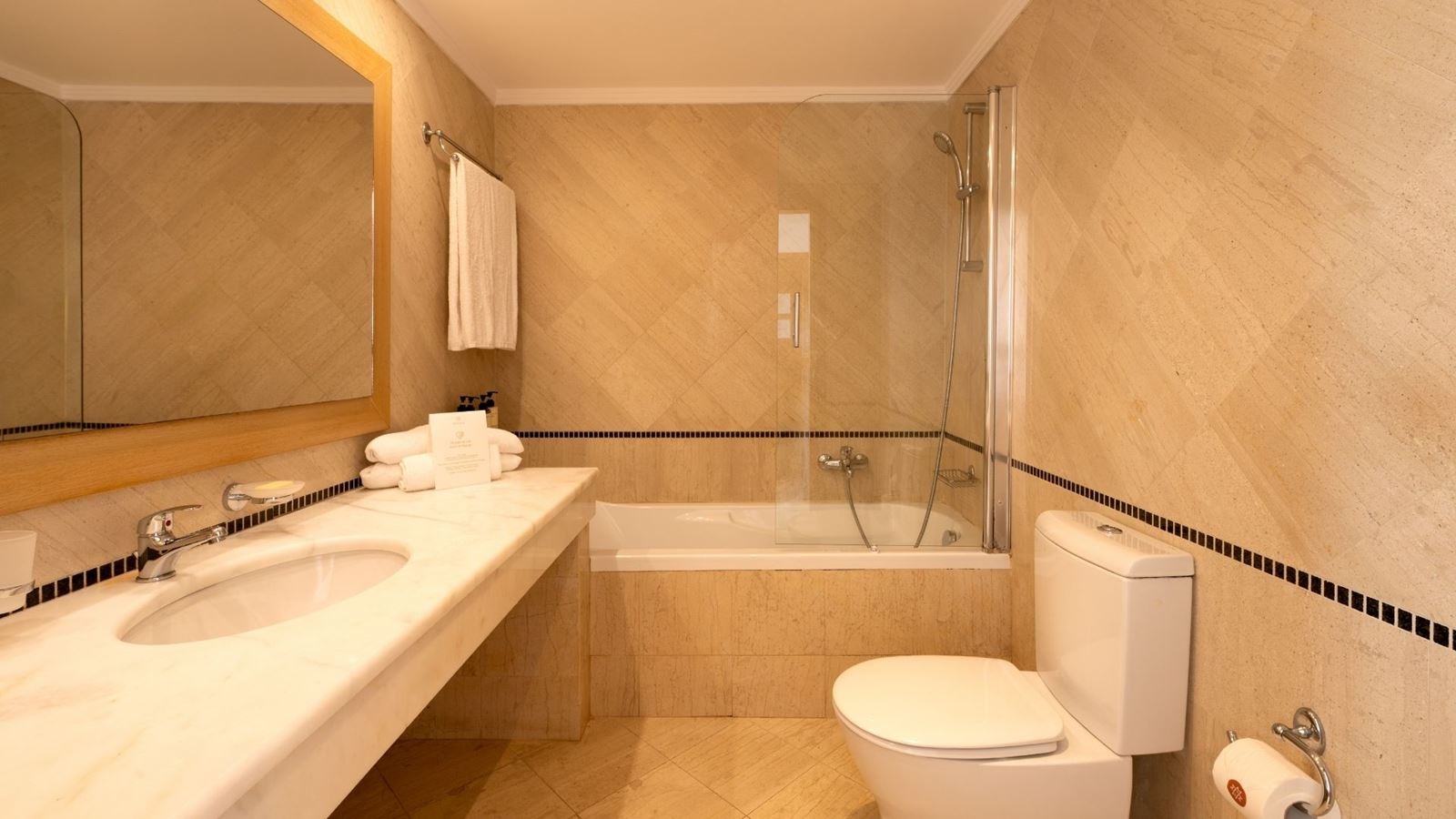 rooms-family-garden-view