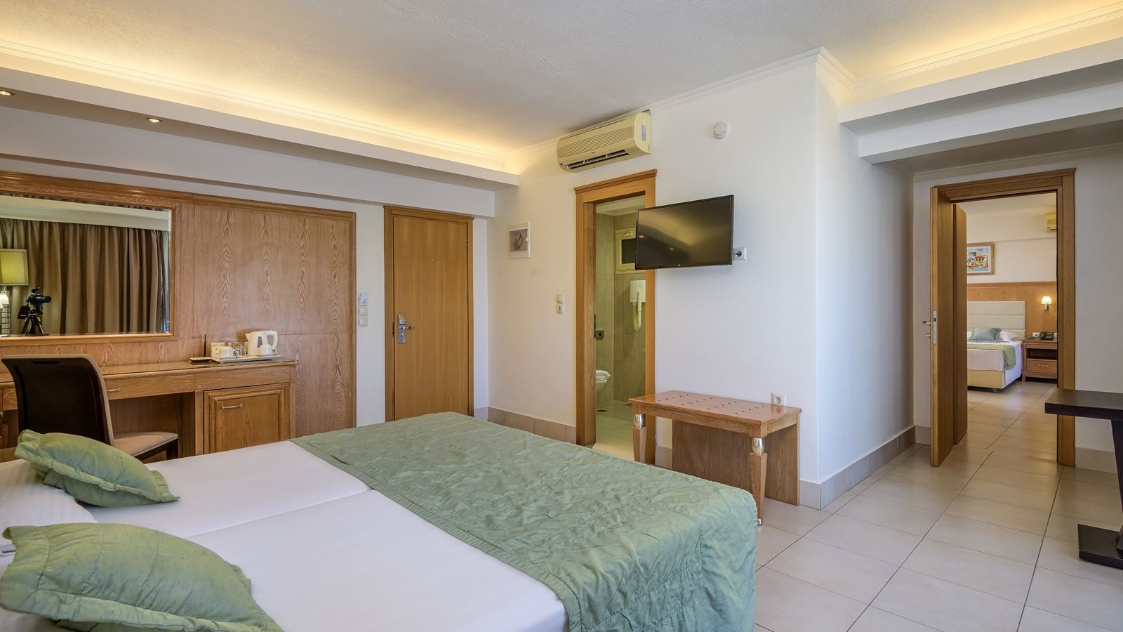 rooms-superior-family-room