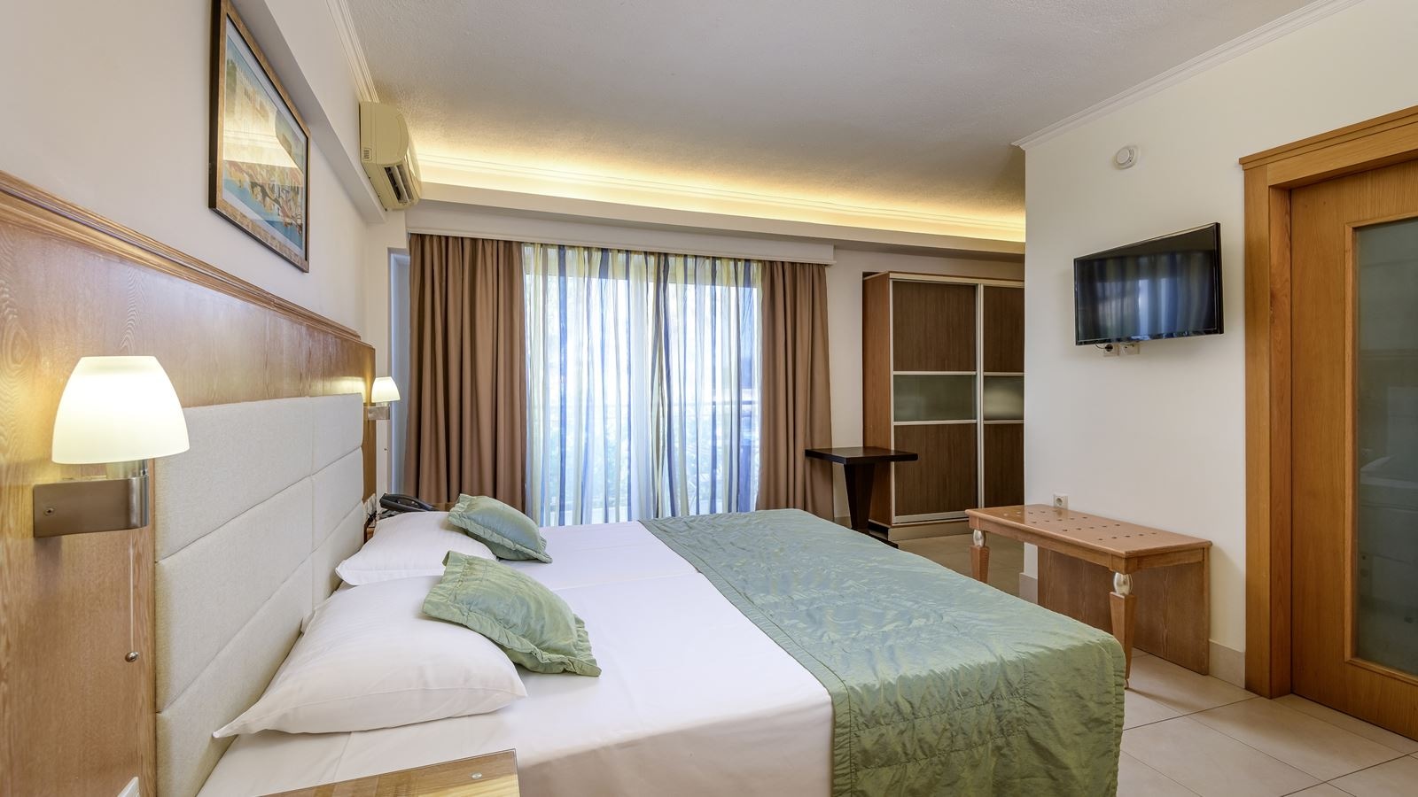 rooms-superior-family-room