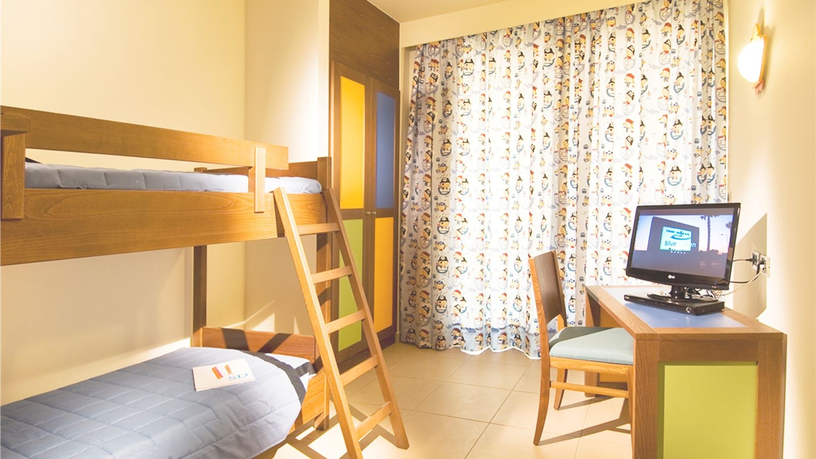 rooms-family-suite-satellite-area