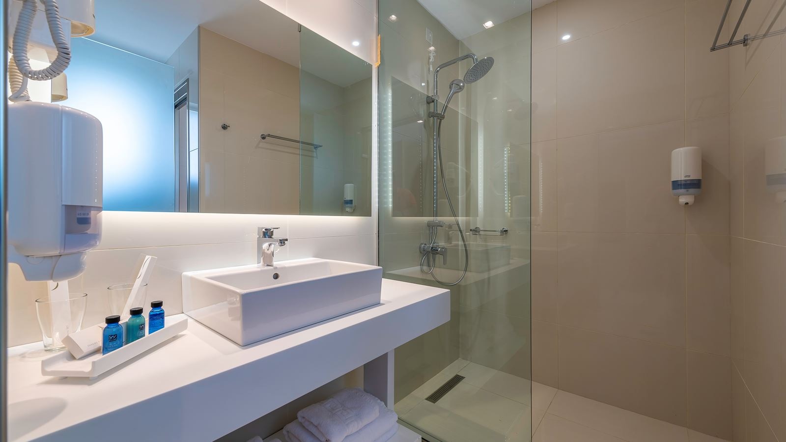 rooms-deluxe-family-room-pool-view-balcony