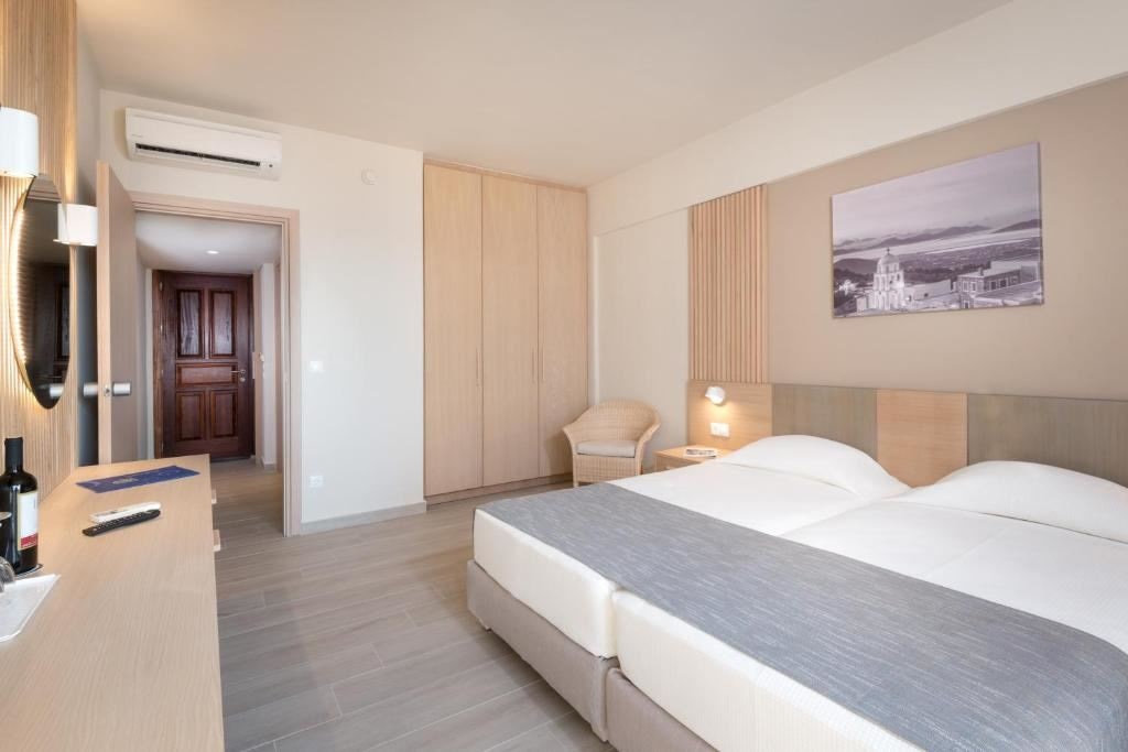 rooms-family-room-balcony-or-terrace