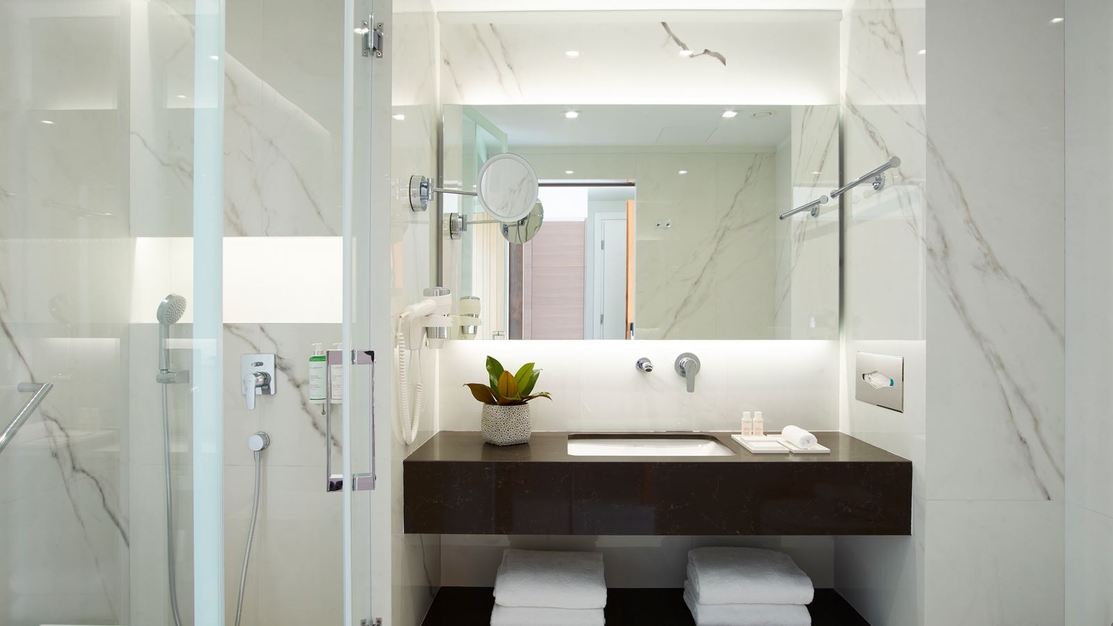 rooms-deluxe-family-room-balcony-or-terrace