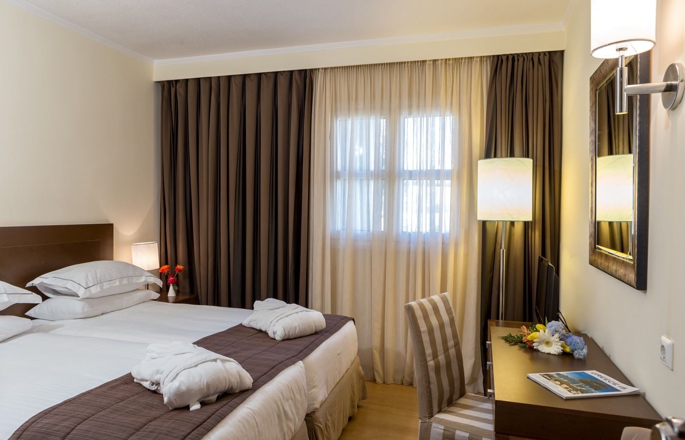 rooms-executive-apartment-2-bedrooms-seafront-balcony-or-terrace