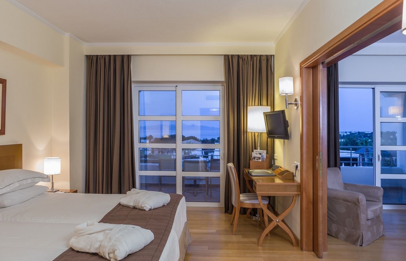 rooms-one-bedroom-suite-with-balcony-or-terrace