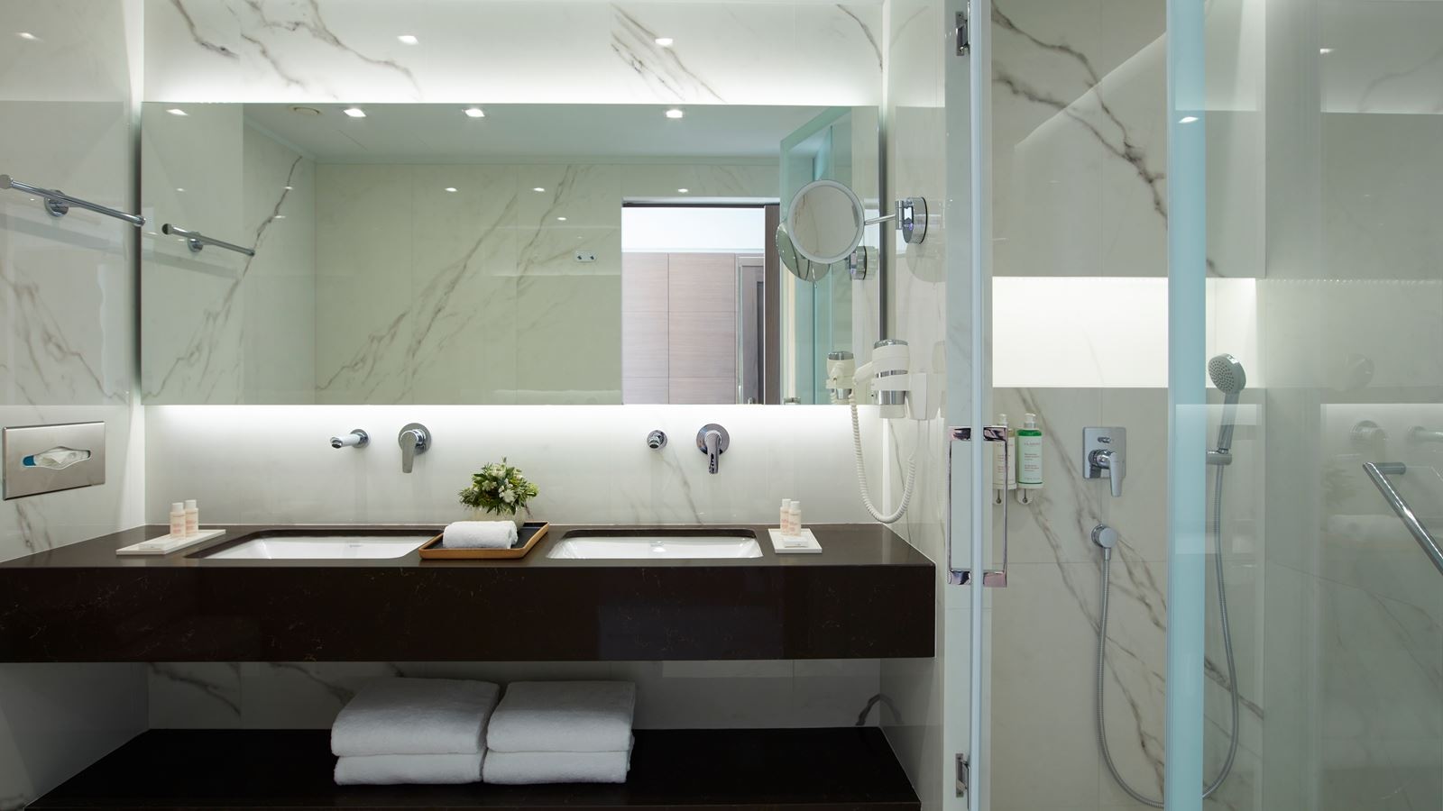 rooms-family-suite-with-balcony