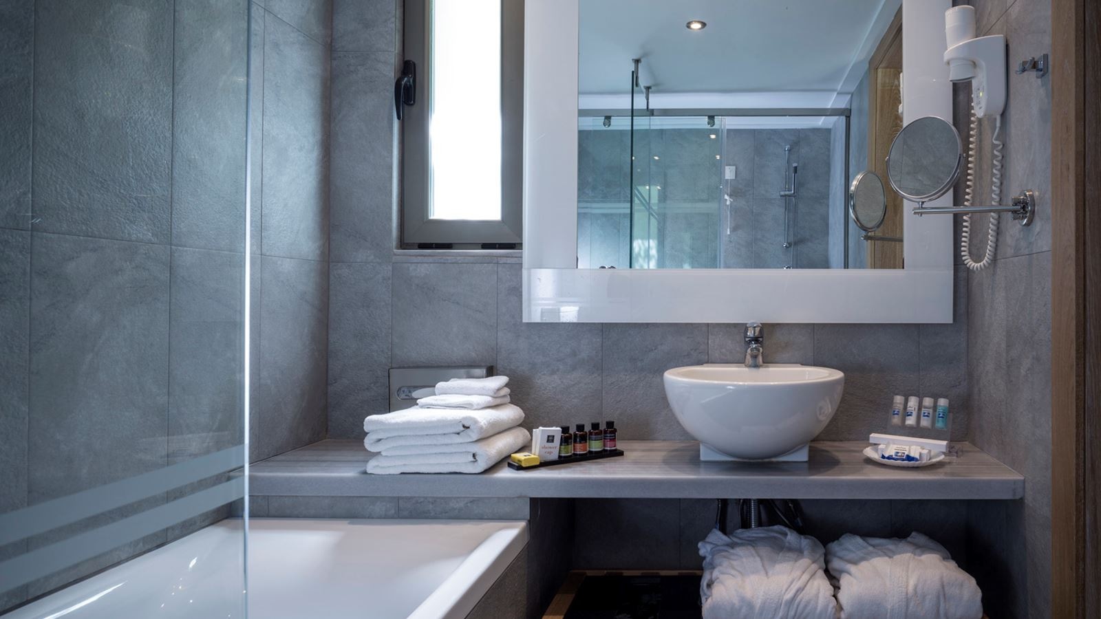 rooms-single-main-building-or-bungalow-sea-front