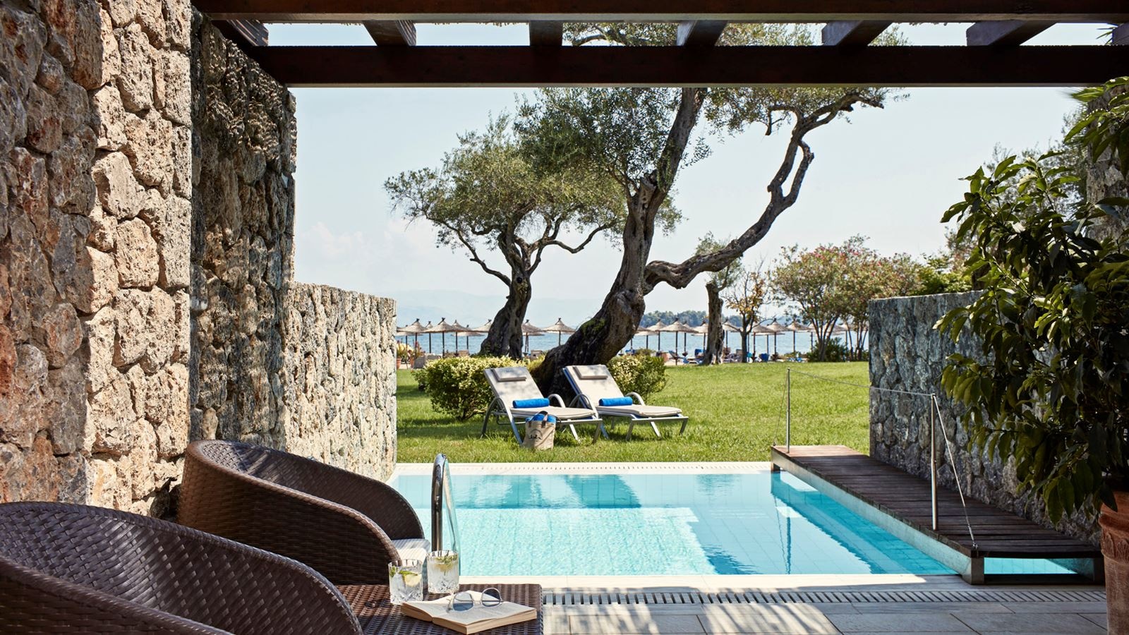 rooms-junior-suite-bungalow-sea-front-with-private-pool