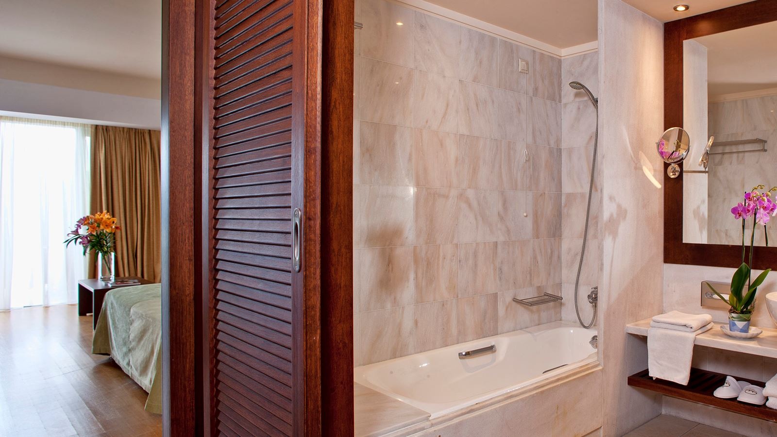 rooms-executive-2-bedroom-suite-sea-view-main-building