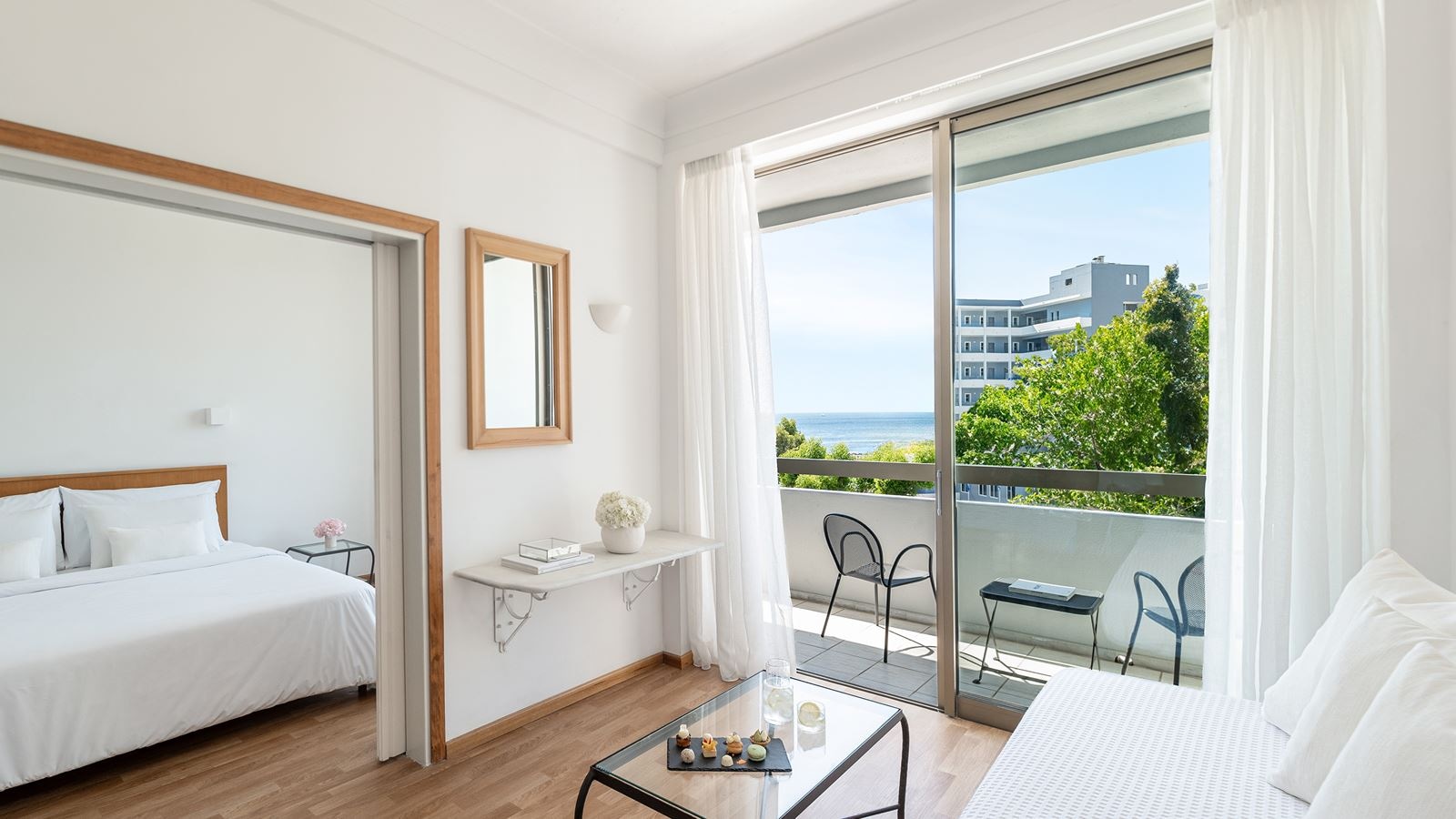 rooms-premier-family-guestroom-side-sea-view