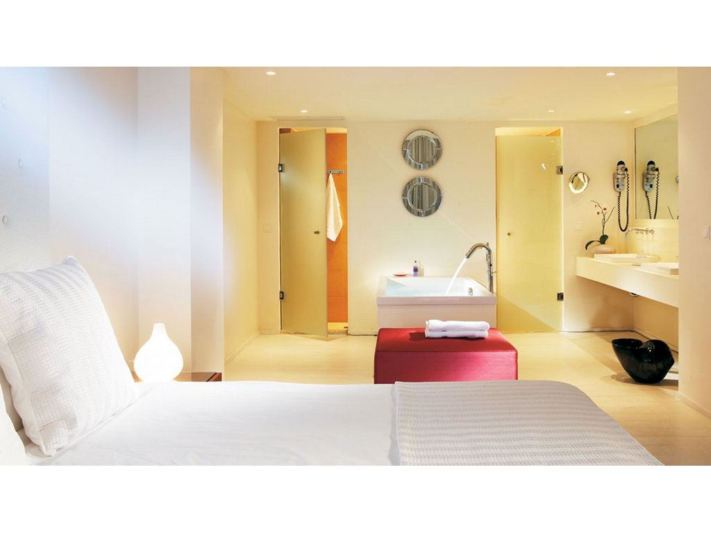rooms-white-suite