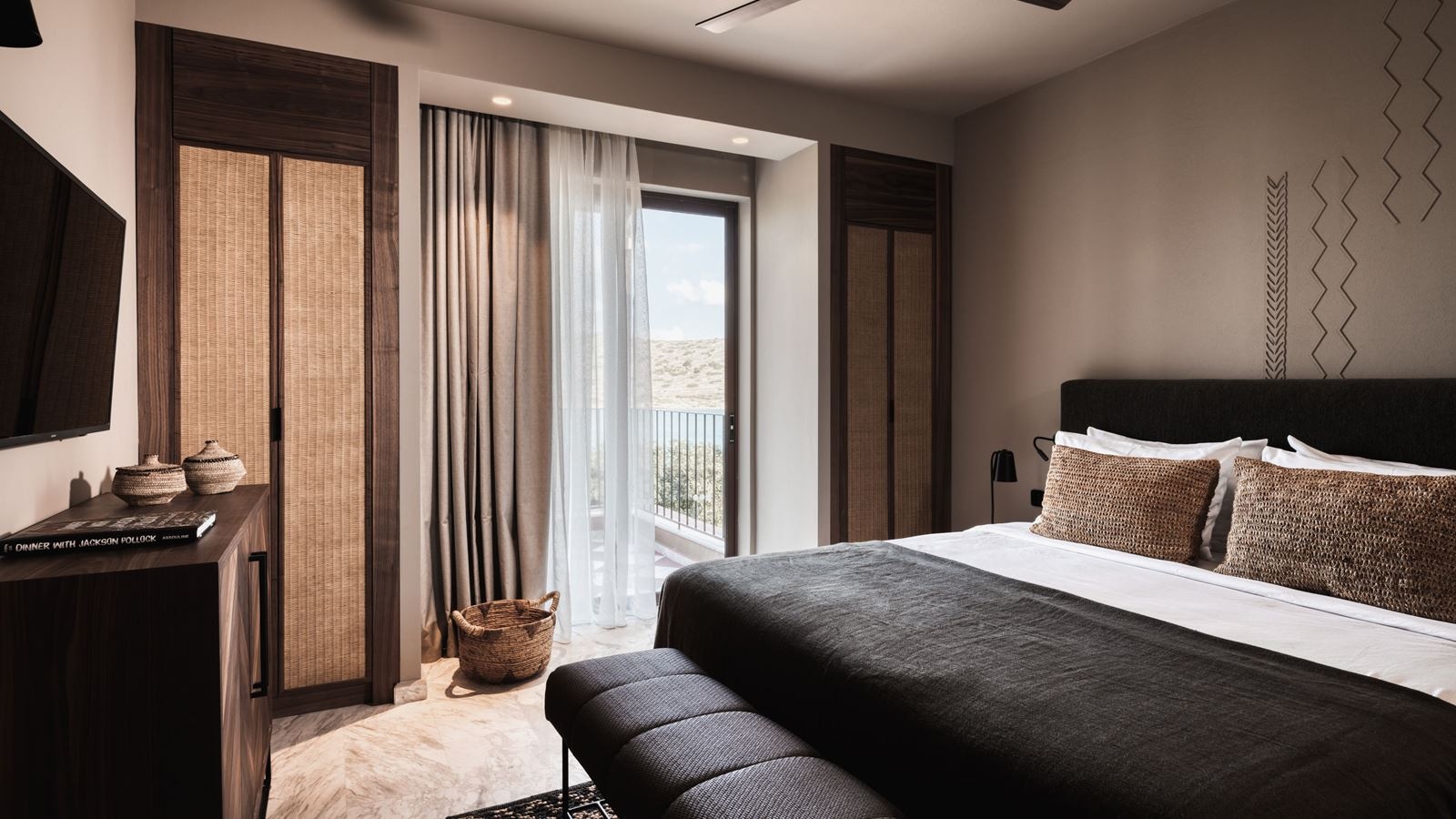 rooms-luxury-family-2-bdr-suite-sv-with-outdoor-jacuzzi