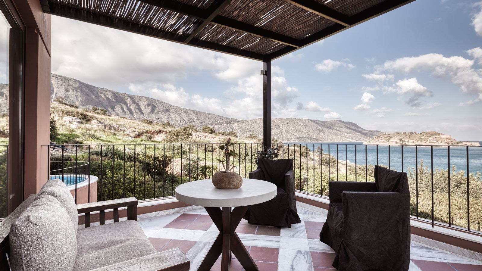 rooms-luxury-family-2-bdr-suite-sv-with-outdoor-jacuzzi