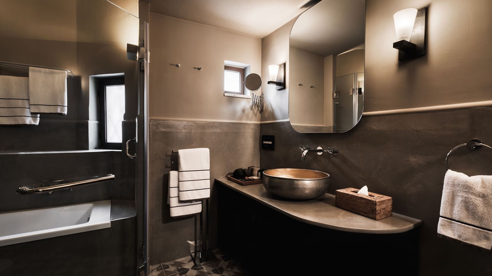 rooms-family-suite-gv-with-outdoor-jacuzzi