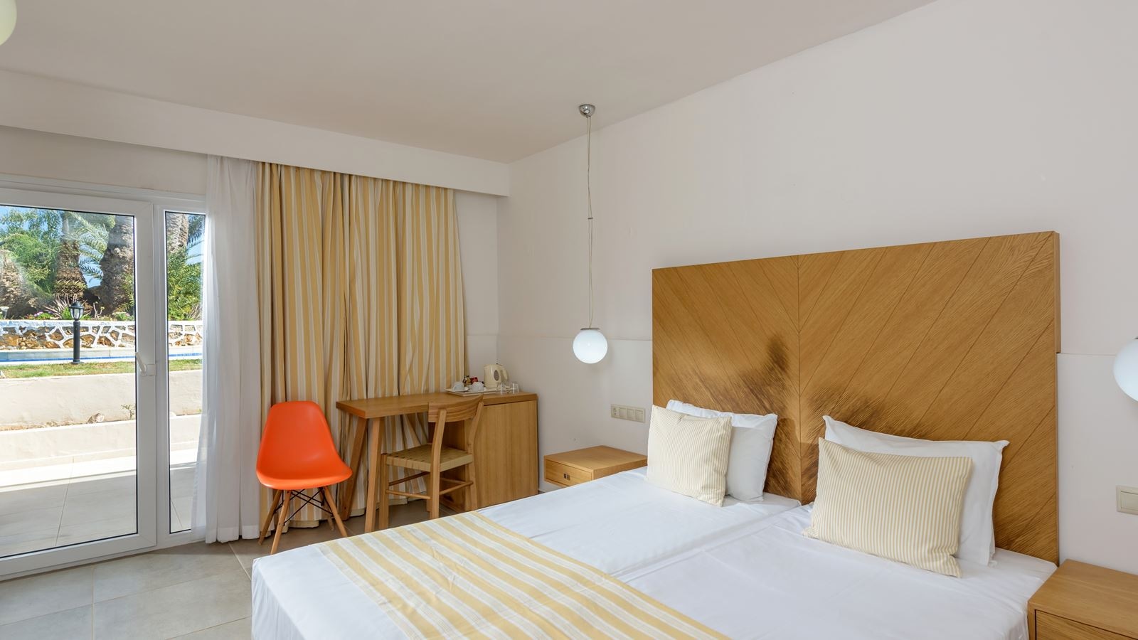 rooms-double-room-pool-view