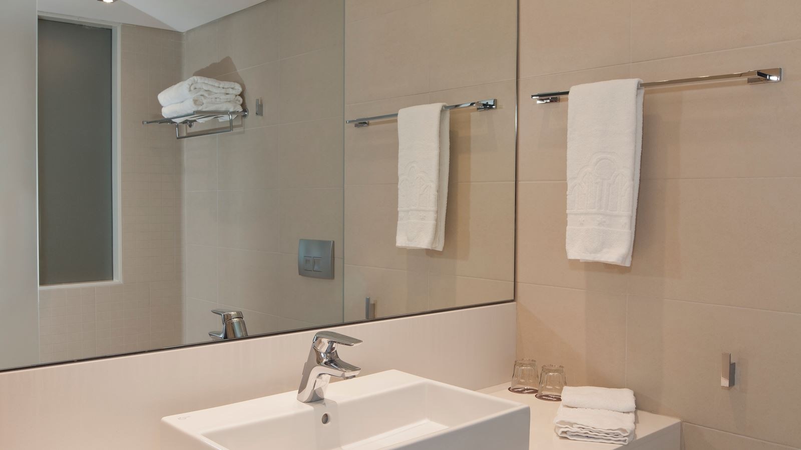 rooms-deluxe-room-side-sea-view-balcony