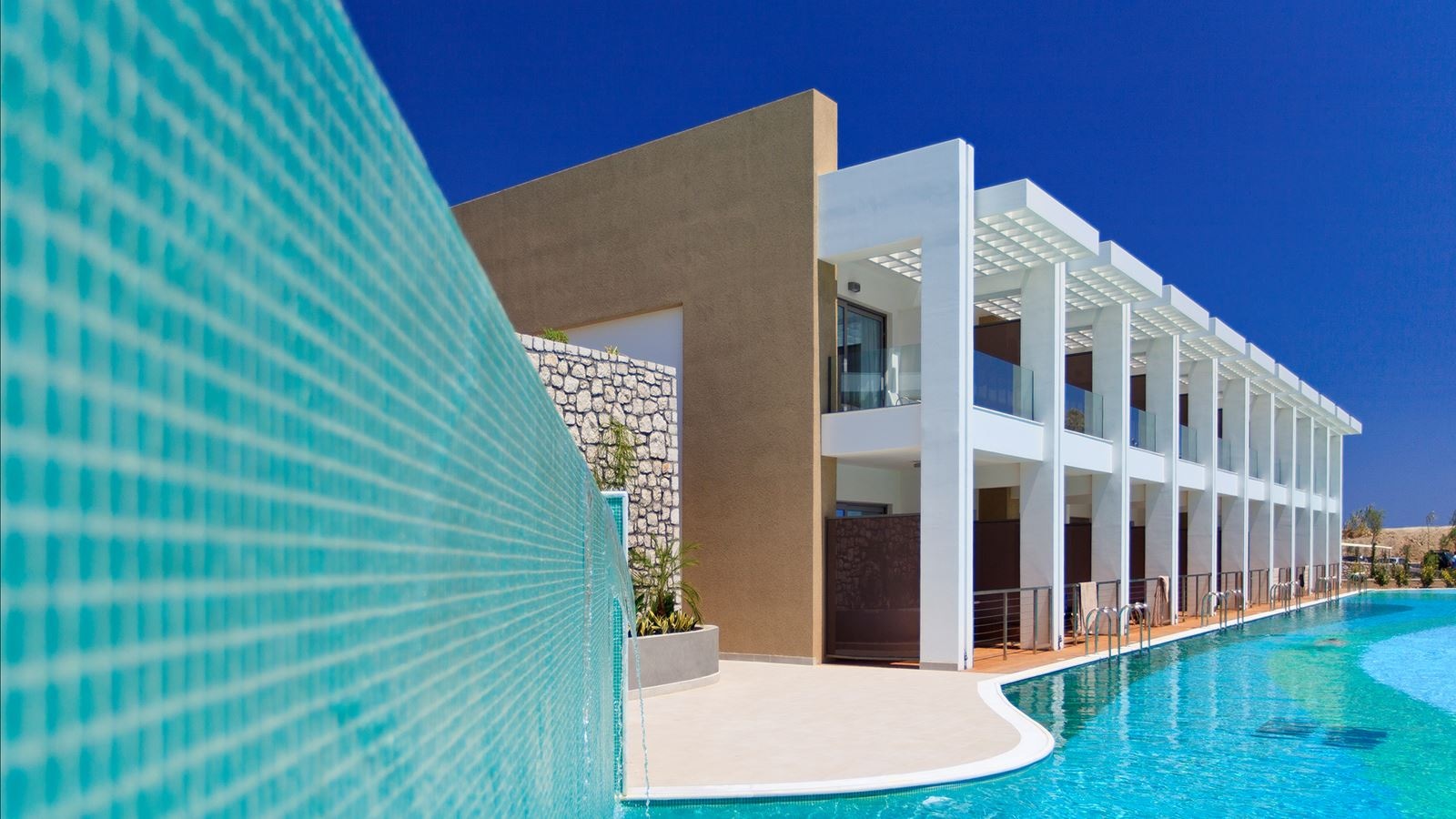 rooms-family-room-sharing-pool-terrace