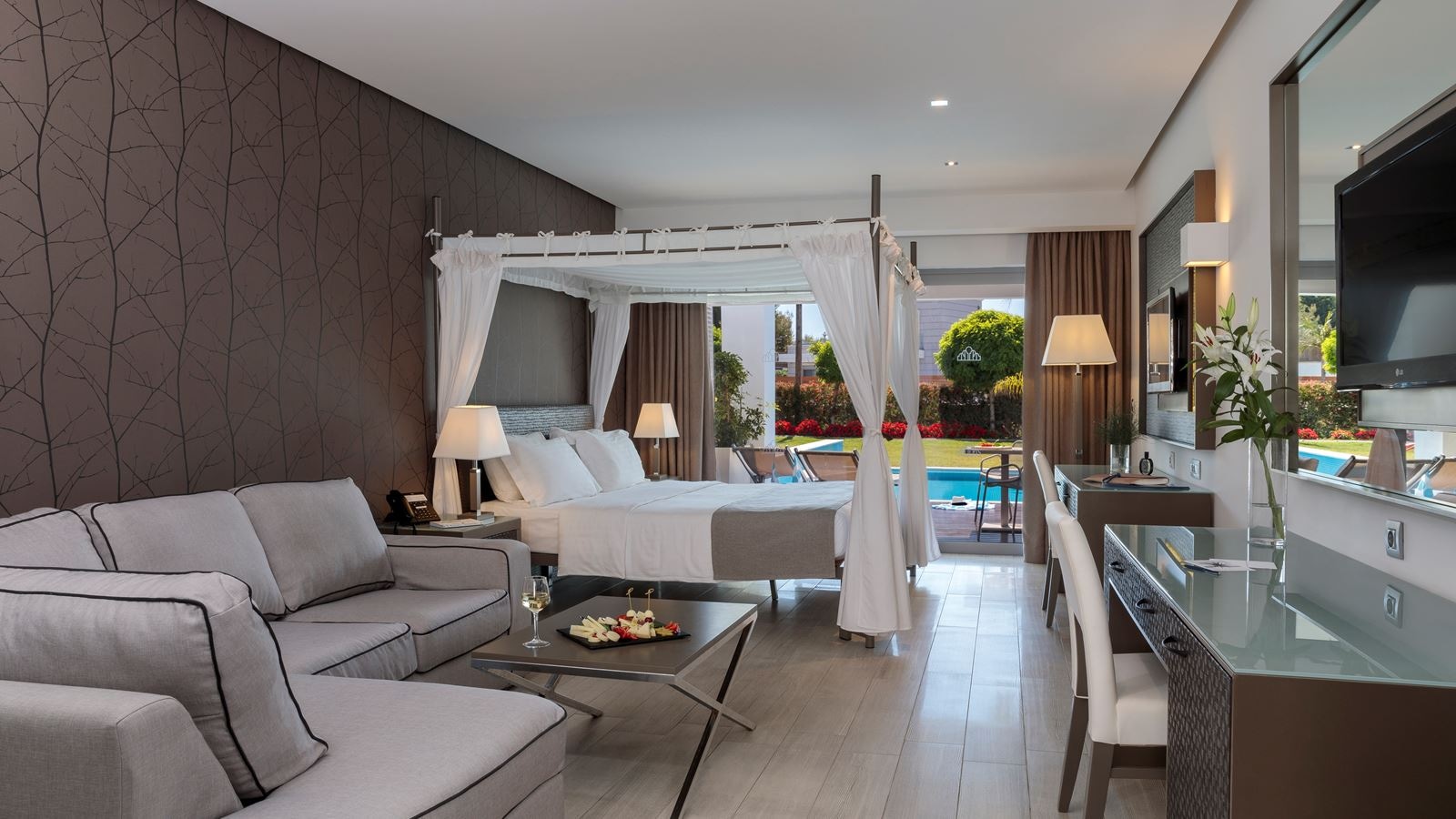 rooms-superior-junior-suite-private-pool-terrace