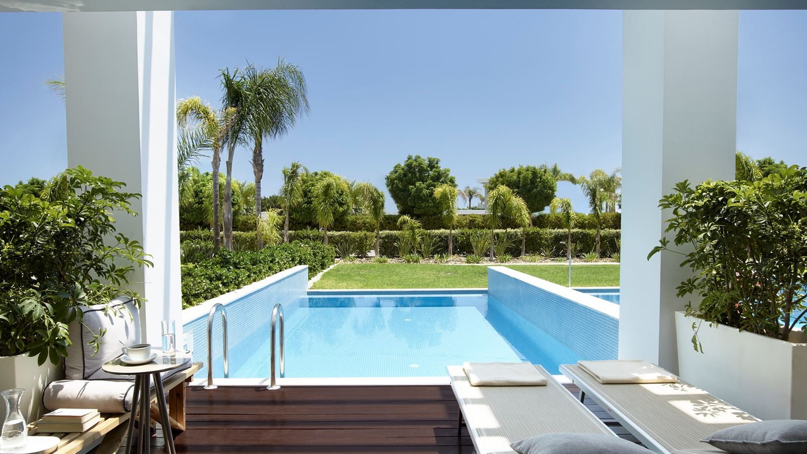 rooms-superior-junior-suite-private-pool-terrace